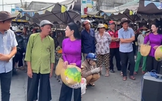 Nữ NSƯT từ Mỹ về, cùng trùm Điền Quân ra chợ, người dân xúm lại tắc cả đường