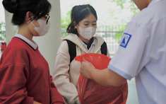 Học sinh THPT chuyên - Hà Nội Amsterdam góp phần bảo vệ môi trường thông qua hoạt động đổi giấy ý nghĩa.