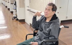 Nam ca sĩ phải nhập viện, ngồi xe lăn ở Mỹ: Bệnh nặng vẫn muốn về Việt Nam