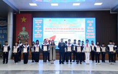 Gieo tình yêu biển đảo từ những trang học trò