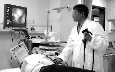 Chàng trai 28 tuổi một nửa dạ dày "tràn vào" lồng ngực vì ngày nào cũng dùng thức uống "vạn người mê"