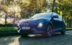 Nữ chủ xe tự tin đưa đón con, đi làm với VinFast VF 6