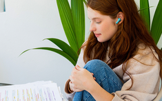 Urban cocooning với tai nghe ANC: Làm sao để nghe riêng mà vẫn an toàn?