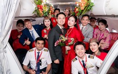 “Đưa nàng về dinh” bằng máy bay của Vietjet, đôi trẻ có lễ đưa dâu đặc biệt giữa tầng mây