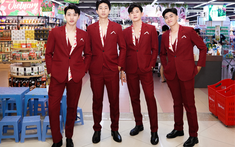 Dàn “Soái ca” nổi bật tặng hoa hồng cho các chị em tại Winmart