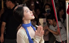 Mỹ nữ đứng ăn giữa đường khiến cả triệu người xao xuyến, biết mặt mộc mới bất ngờ