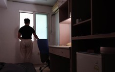 Không có tiền mua nhà, ở thuê 5 triệu/tháng: Đóng chậm 4 ngày đã bị đá ra đường