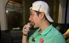 Nam thần VFC bán chân gà ở Hà Nội