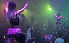 Cứ tưởng bạn gái là con nhà giàu, ngoan hiền, ăn mặc hợp thời trang, cho tới ngày tôi bắt gặp nàng ở một khung cảnh hỗn loạn