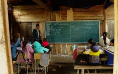 Gieo chữ lớp học ghép vùng cao những ngày cận Tết