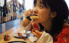 Sau bữa ăn, 3 thói quen tưởng vô hại lại âm thầm làm tăng nguy cơ viêm dạ dày, ung thư thực quản