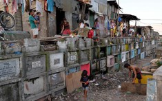 Câu chuyện của 6.000 người sống giữa nghĩa trang: Người chết và người sống cùng "cộng sinh" như thế nào?