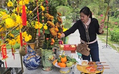 Hồng Loan đi xe riêng tới mộ NSƯT Vũ Linh lau dọn, cúng lớn