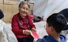 Bà nội mừng tuổi cháu 1 triệu nhưng nói thêm một câu giữa phòng khách đông người khiến con dâu tái mặt 