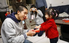 Đầu năm chẳng cần xem tử vi, cứ thái độ của cha mẹ với lì xì của con là biết ngay tương lai đứa trẻ giàu hay nghèo