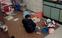 Đi chúc Tết họ hàng, con trai 5 tuổi làm vỡ đồ chơi của chủ nhà, người mẹ đáp 1 câu xứng đáng xuất bản sách ứng xử luôn