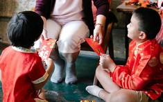 Họ hàng lì xì con tôi 500k nhưng nhà họ có 2 đứa sinh đôi, tôi nên mừng lại như thế nào cho khỏi "lỗ"?