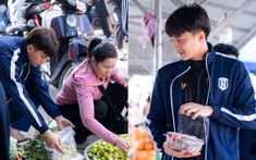 Góc chợ Tết Nghệ An xôn xao hot boy Cao Văn Bình phụ mẹ bán hoa quả: "Em không nổi tiếng đâu"