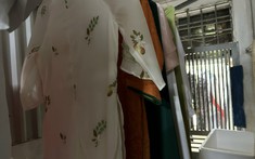 Thấy 3 bộ áo dài tôi mua để mặc Tết, em chồng xin ngay 1 bộ, tôi không đồng ý thì chồng nói câu khiến tôi phát bực