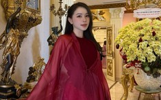 Hành động lạ của bà xã Phillip Nguyễn