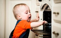 10 nguy cơ mất an toàn khi đưa trẻ đi chơi Tết: Không nhằm gây lo lắng, mà để giúp cha mẹ bảo vệ con an toàn hơn