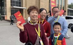 Quảng Ninh: Nhộn nhịp ngày đầu năm, hàng đoàn người nô nức xếp hàng nhận "lì xì"