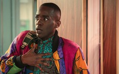 Xem phim Sex Education, tôi sững sờ phát hiện con trai mình là "nạn nhân" của một trò đùa quái ác tại trường