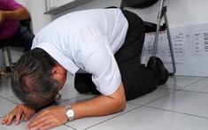 Người mẹ què chân nhặt rác nuôi con gái vào đại học: Ngày con gái cưới, bố chồng của cô bất ngờ quỳ sụp trước mặt bà