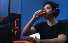 Ai nên tránh nước tăng lực và làm sao để uống 1 cách lành mạnh? Bác sĩ giải thích