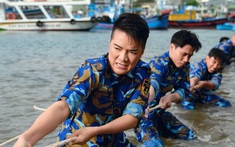 Đàm Vĩnh Hưng mặc áo lính, ra đảo làm một việc