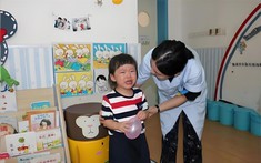 Bé gái 4 tuổi đi học mầm non nhưng nhà trường khuyên nên nghỉ học, người mẹ tìm giáo viên hỏi cho ra lẽ rồi chết sững