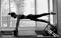 Người tình của Kim Seon Ho dáng thon, cổ thiên nga nhờ nguyên tắc giữ dáng đơn giản