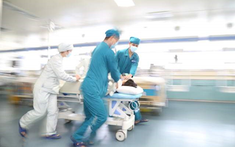 Người đàn ông 40 tuổi tử vong vì nhồi máu cơ tim, bác sĩ cảnh báo: Khát đến đâu ban đêm cũng đừng uống 3 loại nước này