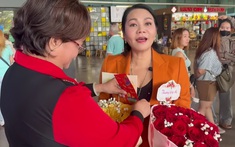 Nữ NSƯT ở Mỹ mùng 5 Tết về nước: Được tặng lắc vàng ngay tại sân bay