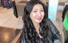 Nữ ca sĩ 44 tuổi vừa sinh con, đầu năm bị đồng nghiệp hỏi có muốn đẻ nữa không