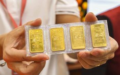 Giá vàng đột ngột giảm mạnh, ai xếp hàng buổi sáng Vía Thần Tài đã lỗ nhanh 4,5 triệu đồng