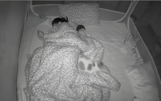 Con trai 11 tuổi ngủ với mẹ, camera ghi lại khoảnh khắc bất thường