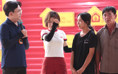 Nữ ca sĩ bật khóc, bỏ tiền túi cho hai chị em mồ côi về quê giỗ mẹ