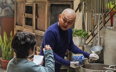 Vua hài đất Bắc bị 1 người phụ nữ gọi mẹ xưng con: Tôi nói luôn "con hơn tuổi mẹ, 60 rồi"