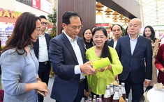 Phó Thủ tướng Bùi Thanh Sơn tham quan, mua hàng tại Hội chợ mùa Xuân 2026