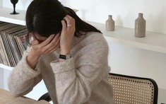 Đi làm bao nhiêu năm mới hiểu: Mỗi lần than mệt trên mạng là một lần tự giảm giá mình