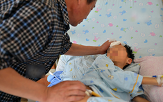 Nam sinh lớp 7 phát hiện mắc ung thư đại tràng giai đoạn cuối, bác sĩ thở dài: Nhiều ông bà nuông chiều hóa thành hại cháu