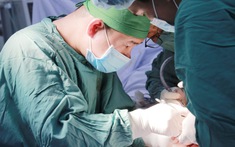 Cứu thành công bàn chân gãy nát biến chứng nặng do đắp thuốc thầy lang