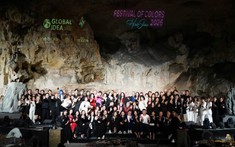 Hair Show "festival of colors" - Bốn Mùa Tỉnh Thức. 