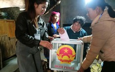 Cử tri 114 tuổi ở xã Púng Luông được con cháu chở đến tận nơi để thực hiện quyền bầu cử