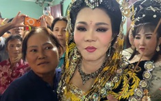 Nữ NSƯT từ Mỹ về: Khán giả vây chật cứng, trợ lý phải kêu gọi