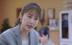 Lễ tân thông báo có người tới tìm, tôi bước ra gặp thì ngớ người bởi đôi mắt soi mói và hằn học từ cô ta