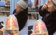 Bi kịch của cụ bà sinh 10 người con nhưng cuối đời nằm viện lại cô độc bên hộp mì tôm