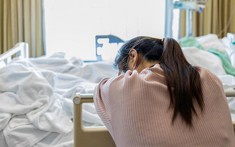 Sau nhiều năm chăm sóc người mẹ phải chạy thận và em gái bị trầm cảm, cuối cùng tôi cũng hiểu ra một điều khi tách ra ở riêng