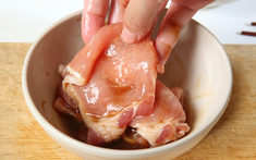 Muốn thịt mềm, sạch mùi và an toàn hơn cho sức khỏe? 4 cách ướp đơn giản nhưng nhiều người làm sai